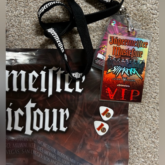 Slipknot autographed tour poster, VIP lanyards and 2 tour guitar picks 2004 - Picture 2 of 7
